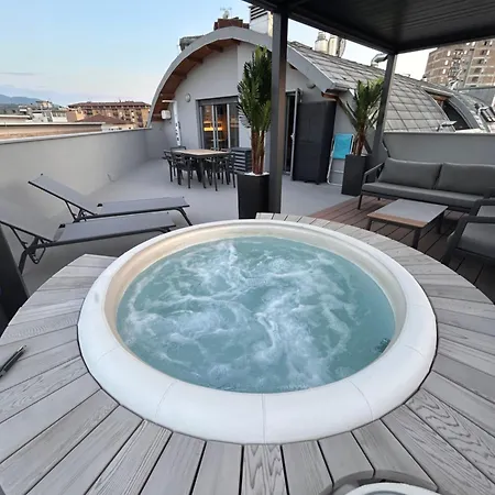 Panoramic Attico Con Jacuzzi Privata Apartmán