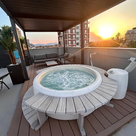 Panoramic Attico Con Jacuzzi Privata Apartmán
