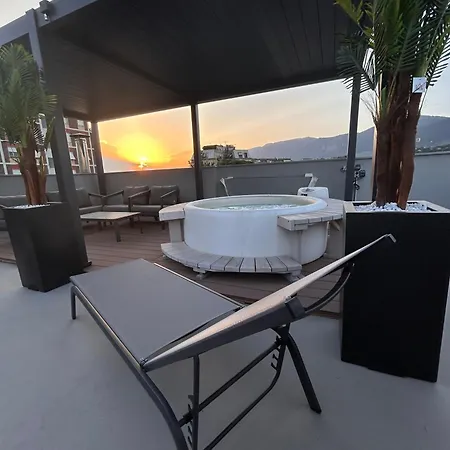 Panoramic Attico Con Jacuzzi Privata Apartmán