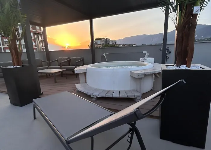 Panoramic Attico Con Jacuzzi Privata Apartmán